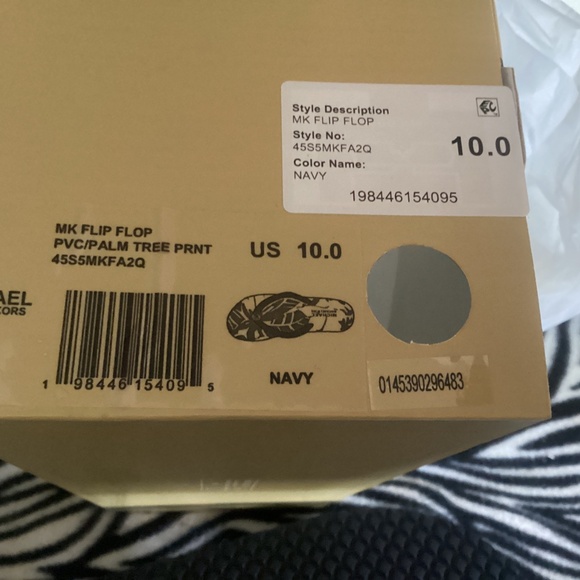 NIB Michael Kors flip flops NAVY - Picture 4 of 4